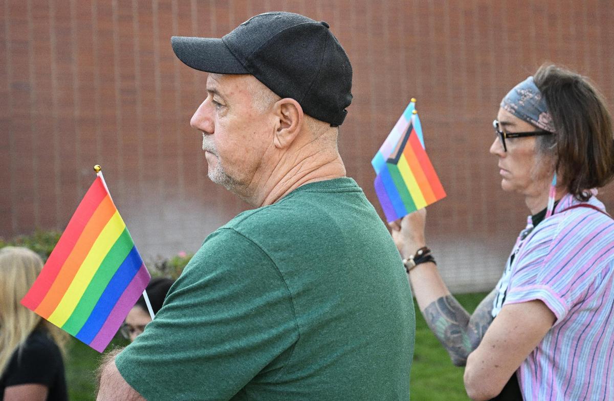 Partidarios de la comunidad LGBTQ+ escuchan al supervisor del Condado de Fresno Steve Brandau, durante una conferencia de prensa para proponer su Ley los Padres Importan, que presentará a la Junta de Supervisores, para mantener los libros sexualmente explícitos y de identidad de género fuera de la sección infantil de las Bibliotecas del Condado de Fresno. Imagen tomada en la Biblioteca Central de Fresno en Fresno, el jueves 2 de noviembre de 2023.