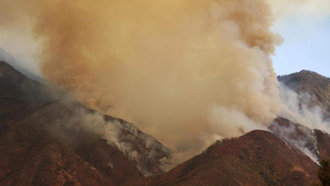 Smoke plume rising over the Paradise Fire burning in Sequoia National Park. It is part of the KNP Complex Fire.