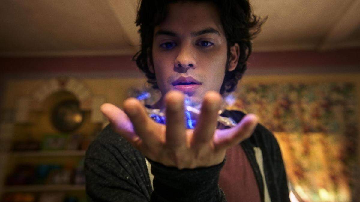 Fotografía cedida por © 2022 Warner Bros. Entertainment Inc., que muestra un fotograma de la película “Blue Beetle”. La nueva cinta de superhéroes “Blue Beetle”, del director puertorriqueño Ángel Manuel Soto, explora una faceta poco usual de los latinos en el cine, la del héroe: “nuestro súper poder está en lo que somos”, asevera en una entrevista con 