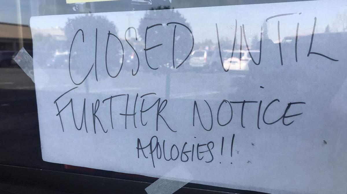A sign at Geno’s Sandwiches restaurant at Cedar and Herndon avenues says the restaurant is closed until further notice.