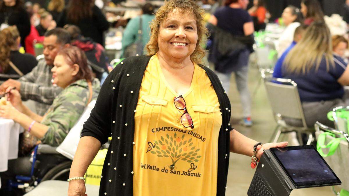 Sandra Garcia, presidenta de la organización Campesinas Unidas del Valle de San Joaquín, en la Conferencia de Mujeres Trabajadoras Agrícolas que se llevó a cabo el jueves, 16 de noviembre en el Centro de Convenciones de Visalia. García compartió no solo su propia experiencia, pero situaciones de acoso por parte de los mayordomos o supervisores que ella misma ha observado en los 40 años que ha trabajado en el campo en cada de las cuadrillas que le tocaba ir. 