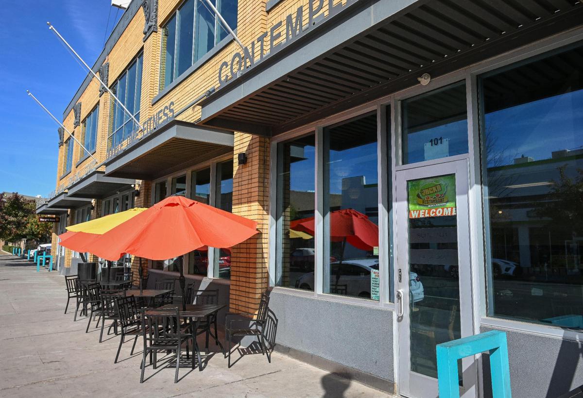 El restaurante La Jacka abrió recientemente en el antiguo edificio del Bitwise South Stadium, en 700 Van Ness, en el centro de Fresno, donde preparan y sirven cocina mexicana vegana.