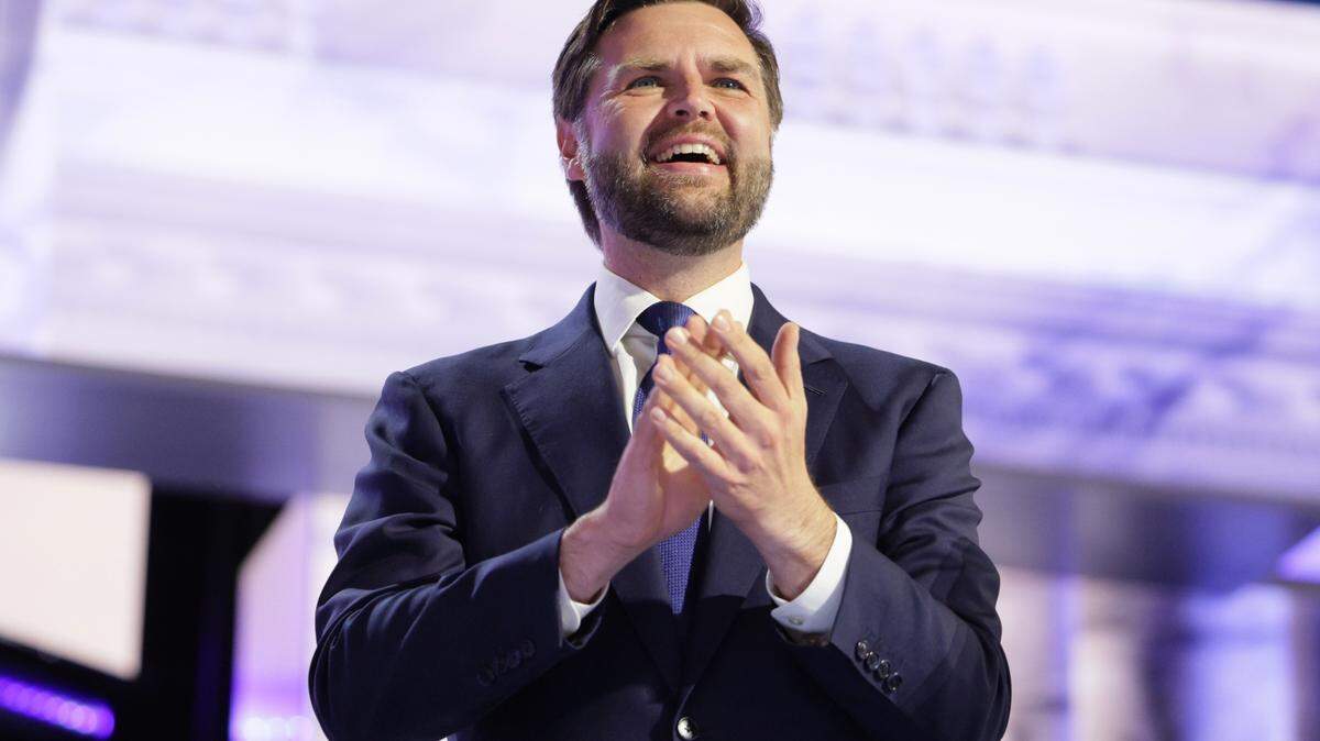 El candidato republicano a la vicepresidencia, el senador JD Vance de Ohio, pronuncia un discurso durante el tercer día de la Convención Nacional Republicana en el Fiserv Forum en Milwaukee, Wisconsin, el 17 de julio de 2024.