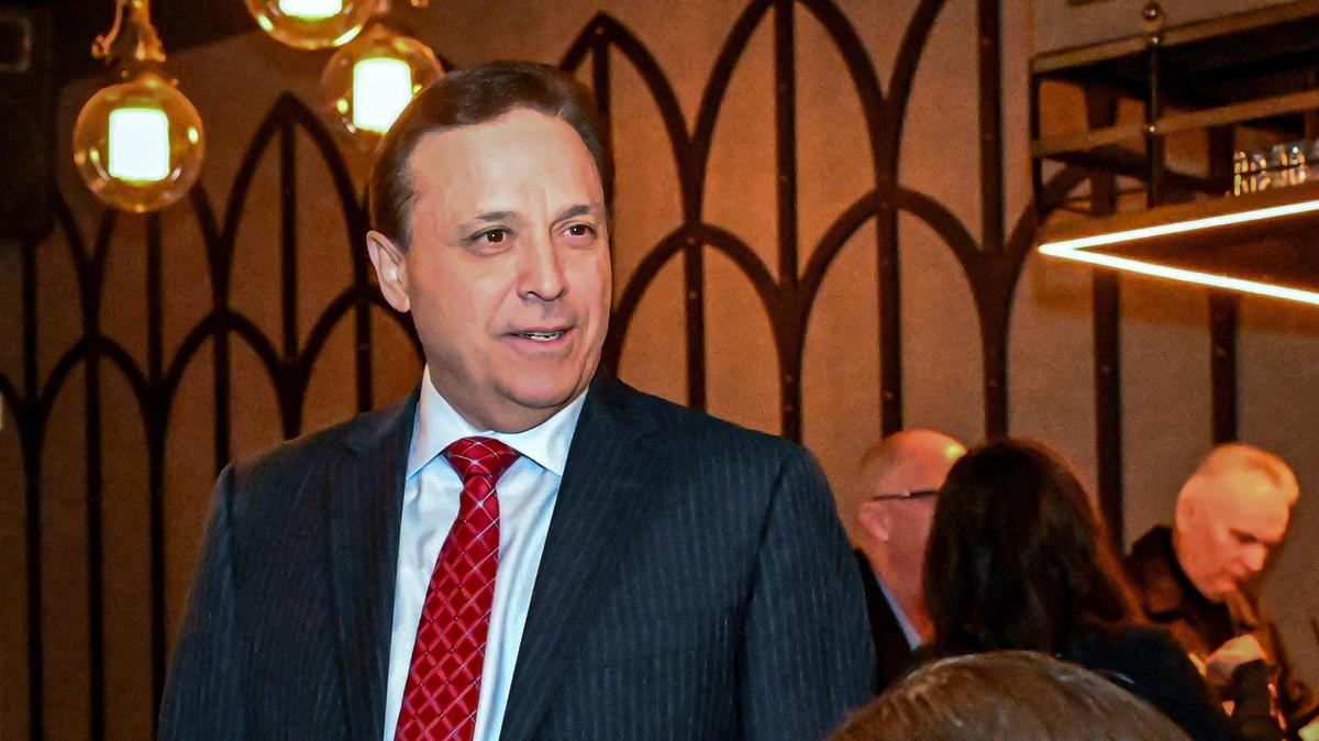 El concejal de Fresno Garry Bredefeld espera los resultados de la contienda por el Distrito 2 de la Junta de Supervisores del Condado de Fresno durante una fiesta electoral en The Standard, en el norte de Fresno, el martes 5 de marzo de 2024.