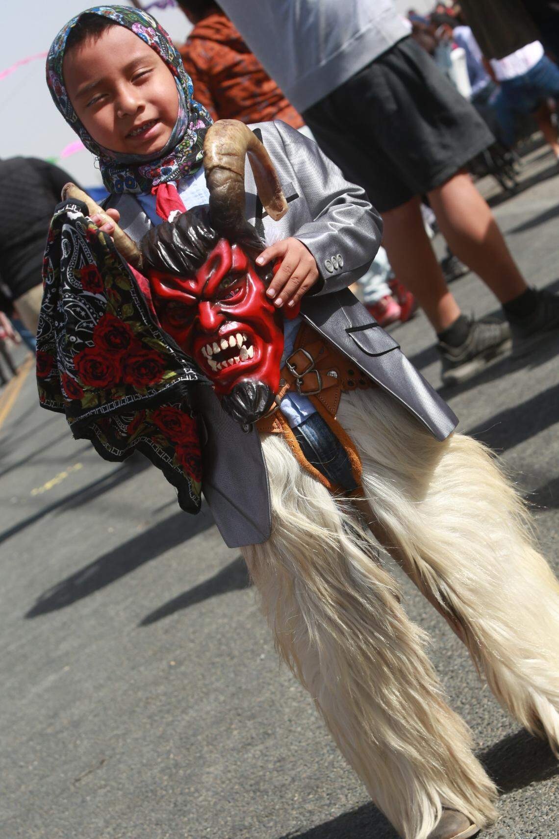 Aiden Montes León, nos muestra su vestimenta - máscara de madera tallada a mano, cuernos de chivos de verdad, y un par de chivarras - para La Danza de los Diablos como parte del grupo Mixteco Unidos.