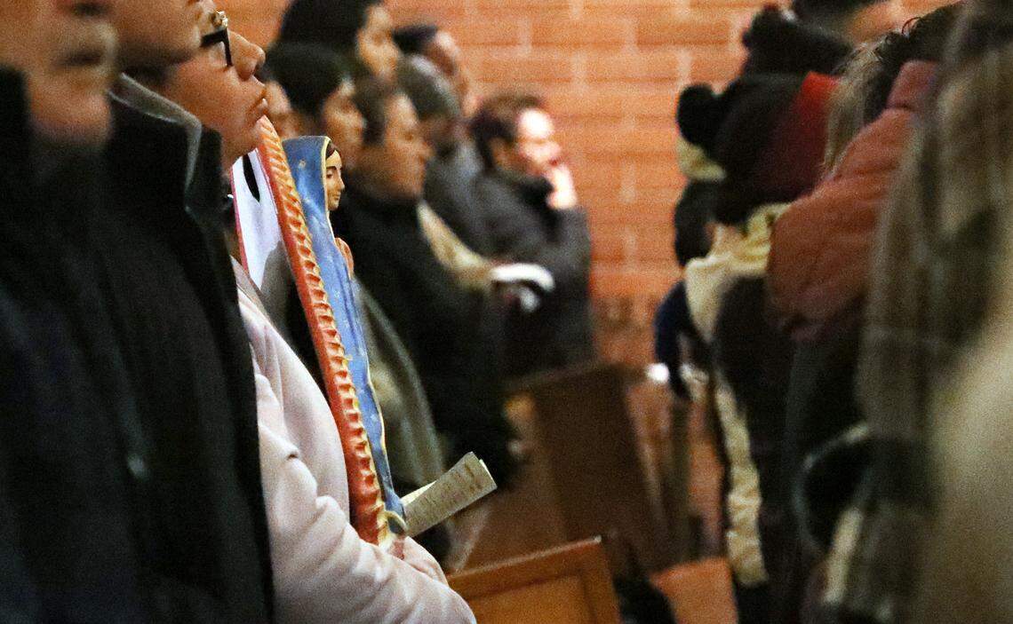 Un feligrés de A St. Joachim Catholic Church en Madera porta una pequeña figura de la Virgen de Guadalupe durante la celebración de su fiesta el 12 de diciembre de 2025.