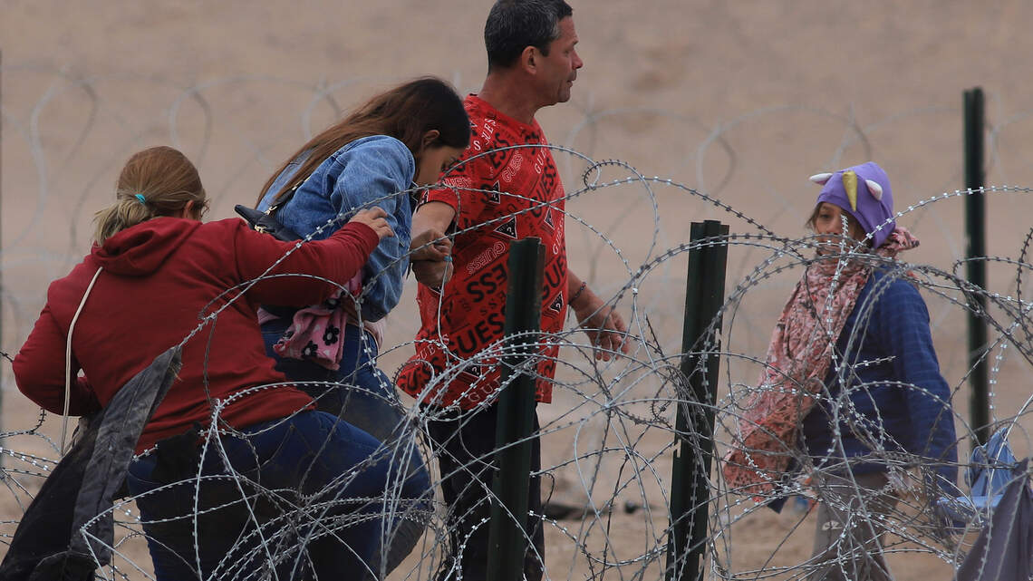 Migrantes en la frontera de México denuncian que Texas elevó su cerco de púas a 3 metros