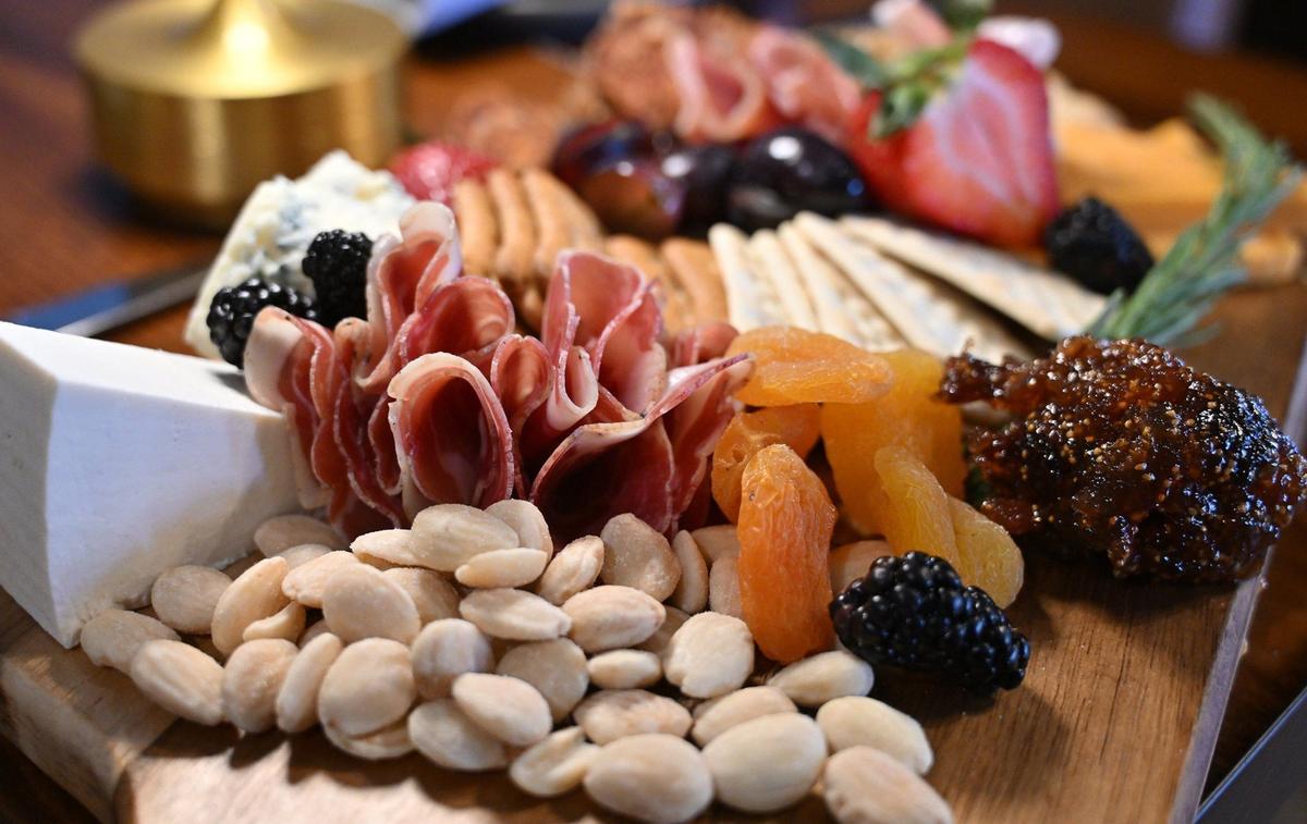 La tabla de embutidos OH! Charcuterie Board en Oak Hill Wine + Bistro.