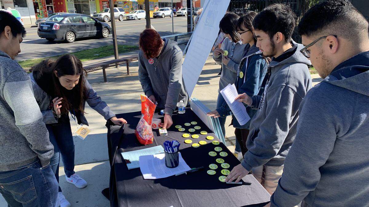 High school students in the Youth Leadership Institute’s (YLI) Fresno County Friday Night Live (FNL) program and the Roosevelt High School FNL chapter recently launched the “Taking Back Our Bilboards” campaign, which aims to reduce alcohol ad exposure to youth at that campus.