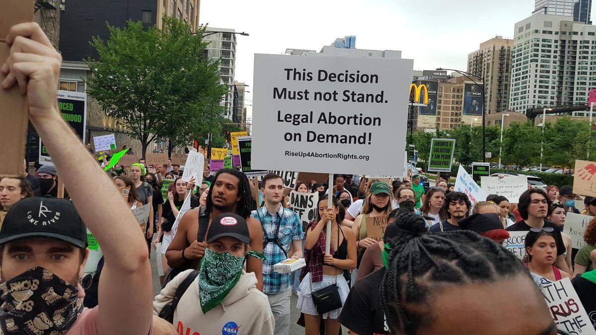 Cientos de personas a favor del aborto legal se manifiestan en contra del fallo del Corte Suprema estadounidense, en Chicago, Illinois (EE.UU.). Estados Unidos vivió este sábado otra jornada de multitudinarias manifestaciones a lo largo y ancho de su territorio contra la decisión de ayer del Tribunal Supremo, que revocó la protección legal al aborto y ha dejado al país en estado de shock.