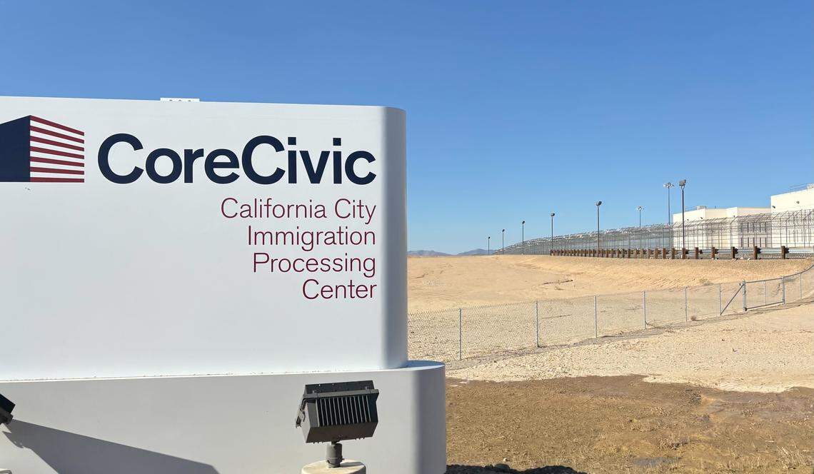 California City Immigration Processing Center es la mayor instalación de detención de ICE en California. La instalación de 2,560 camas fue anteriormente una prisión estatal operada por privados hasta que cerró a principios de 2024.