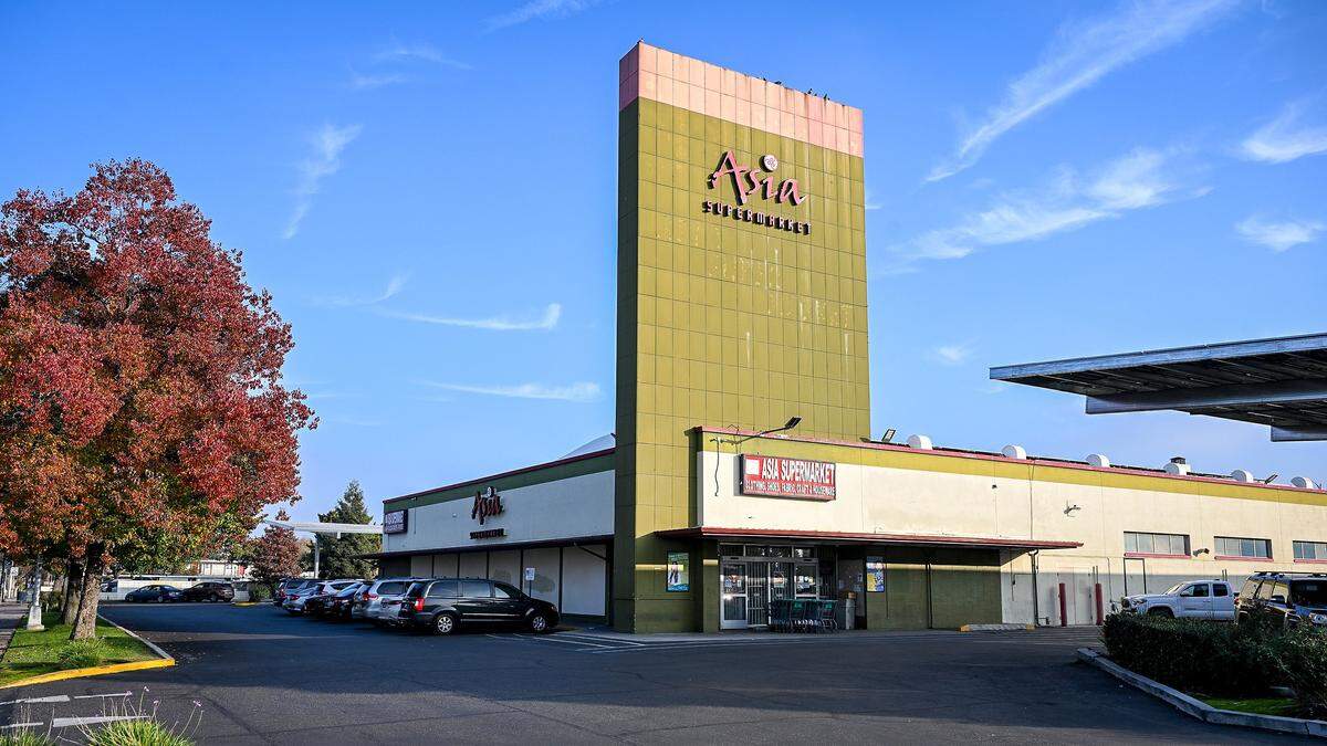 In 1979 Arthur's Toys opened a location in a former Safeway supermarket on Chestnut and Tulare in Fresno. It is now Asia Supermarket.