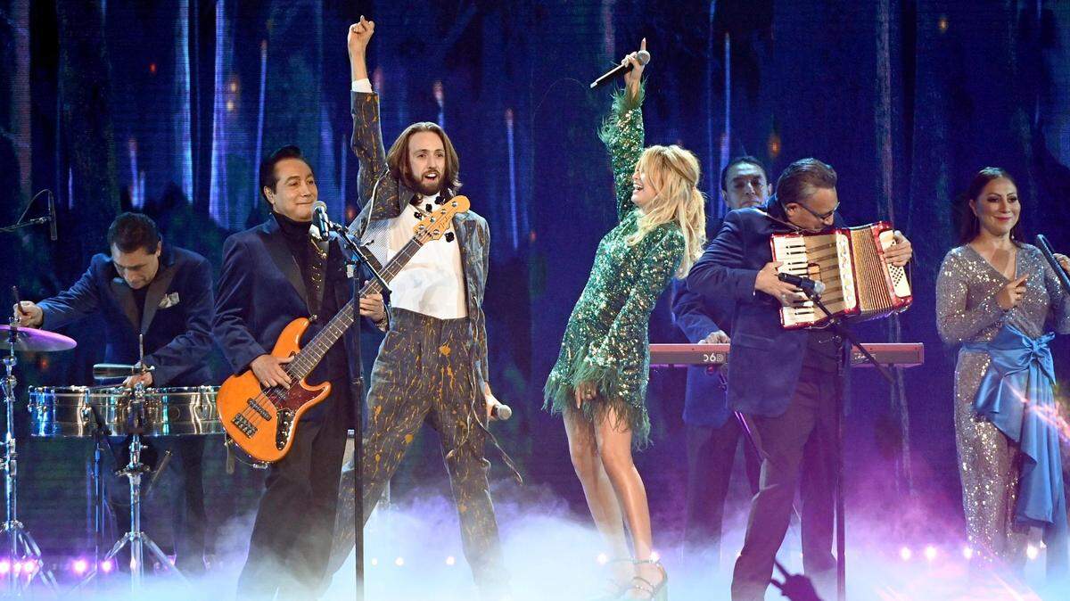 En la foto: (de izquierda a derecha) Esteman y Sofía Reyes se presentan en el escenario durante los Premios de la Música Latinoamericana 2022 en el Michelob ULTRA Arena en el Mandalay Bay Resort and Casino en Las Vegas, Nevada, el 21 de abril de 2022.Pictured: (l-r) Esteman and Sofía Reyes perform on stage during the 2022 Latin American Music Awards at the Michelob ULTRA Arena at Mandalay Bay Resort and Casino in Las Vegas, Nevada on April 21, 2022.