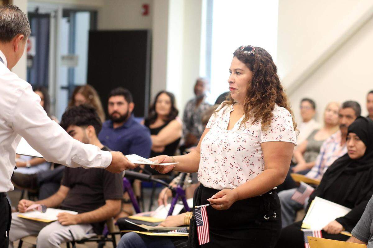Berta Montiel fue una de las personas del Valle proveniente de varios países incluyendo México que tomaron juramento a la bandera de los Estados Unidos durante una ceremonia de naturalización en la oficina del USCIS en Fresno el martes, 18 de julio.