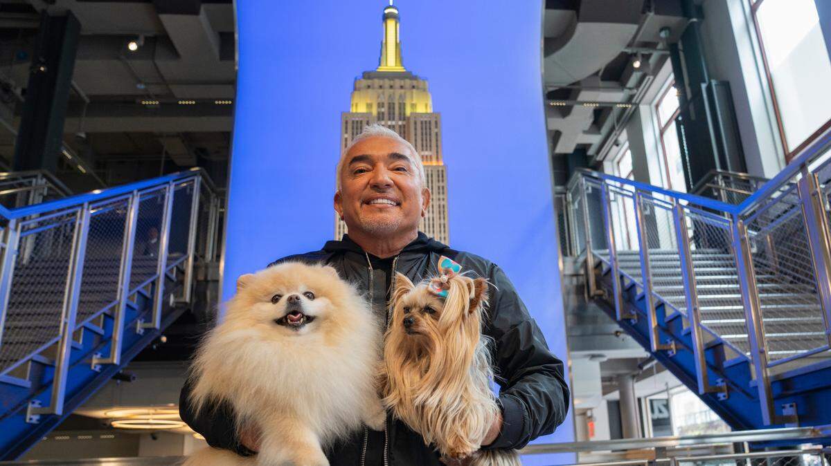 El ‘encantador de perros’ César Millán posa con sus dos perros después del iluminado del Empire State Building para celebrar sus 20 años en televisión y la nueva temporada de su programa ‘Mejor Humano, Mejor Perro’ , el 10 de abril en el icónico edificio de Nueva York.