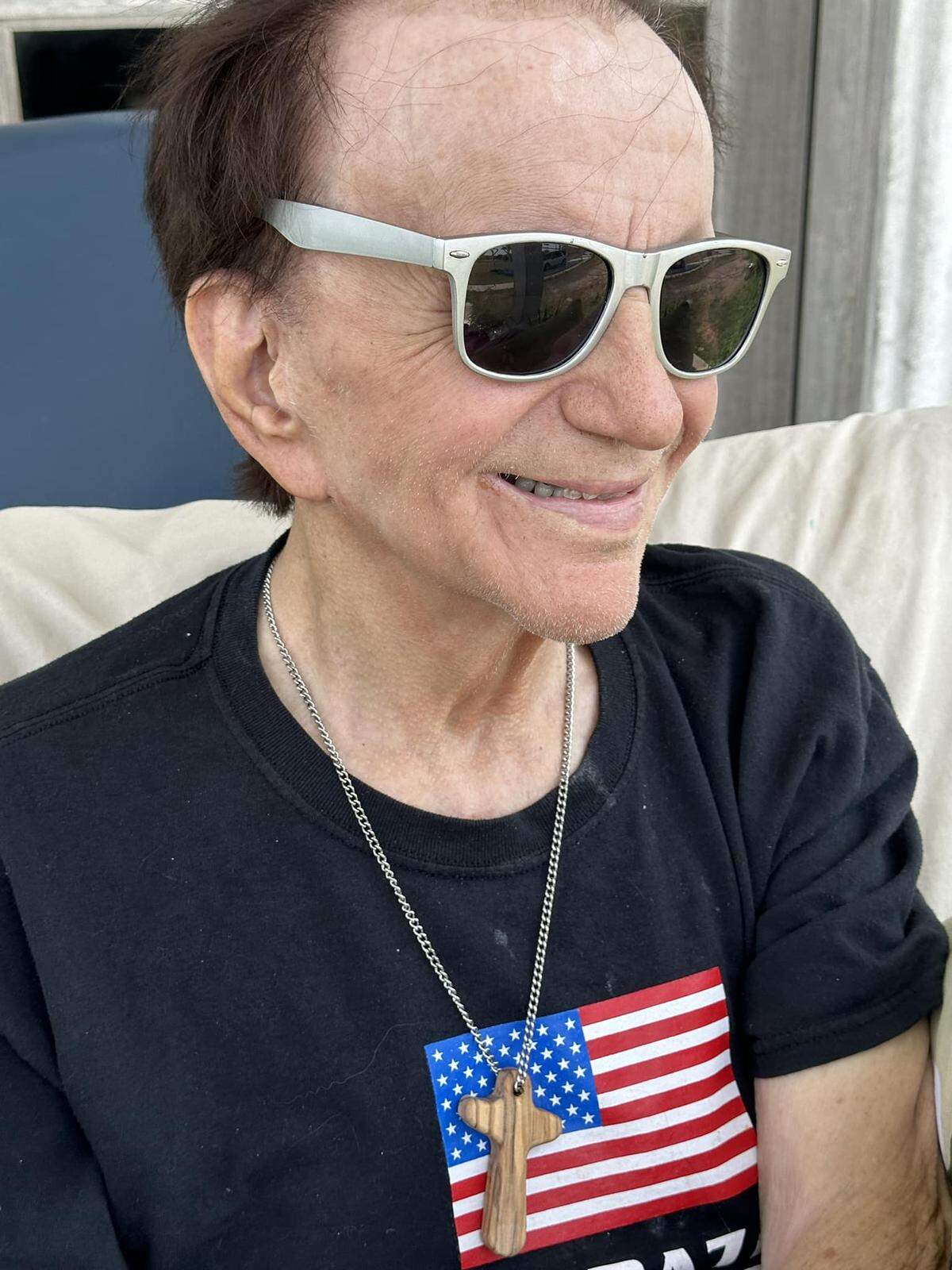 Fotografía divulgada por ‘El Show de Johnny y Nora Canales’ donde aparece el músico y presentador mexicano Johnny Canales en una de sus últimas instantáneas en su hogar en Texas.