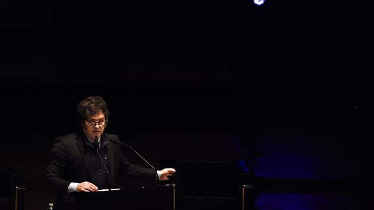 BUENOS AIRES (ARGENTINA), 05/09/2024.- El presidente de Argentina, Javier Milei, pronuncia un discurso en la inauguración del III Encuentro Regional de Foro Madrid Río de La Plata 2024 este jueves, en Buenos Aires (Argentina). Milei se refirió a la intervención de la red social X en Brasil al indicar que “quién sino un tirano, que está equivocado en todo, puede avalar semejante acto de opresión”.