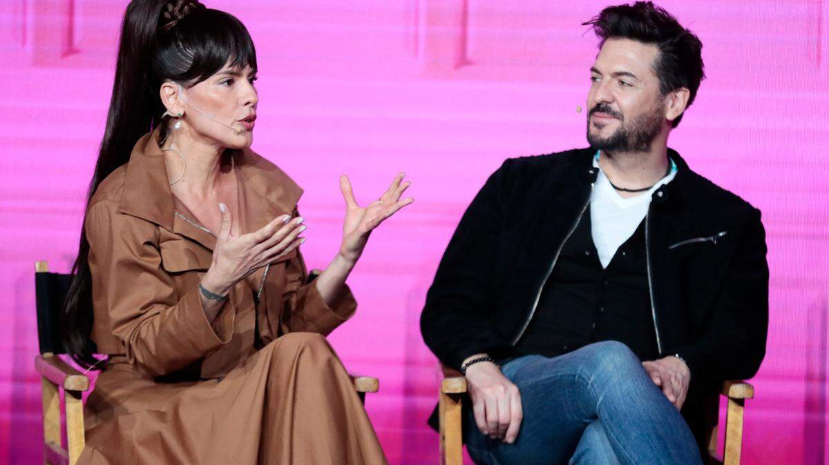 Los integrantes del elenco de la novela colombiana ‘Betty la Fea’ Zharick León y Rodrigo Candamil participan en una rueda de prensa el 15 de julio de 2024 en Bogotá, Colombia. ‘Betty la Fea’ cambió el flequillo, las gafas y el aparato por maquillaje y ropa sofisticada, se casó con el hombre con el que siempre había soñado, tuvieron una hija y llegó a ser la presidenta de la empresa en la que antes era la secretaria del jefe, pero, ¿es feliz 20 años después?