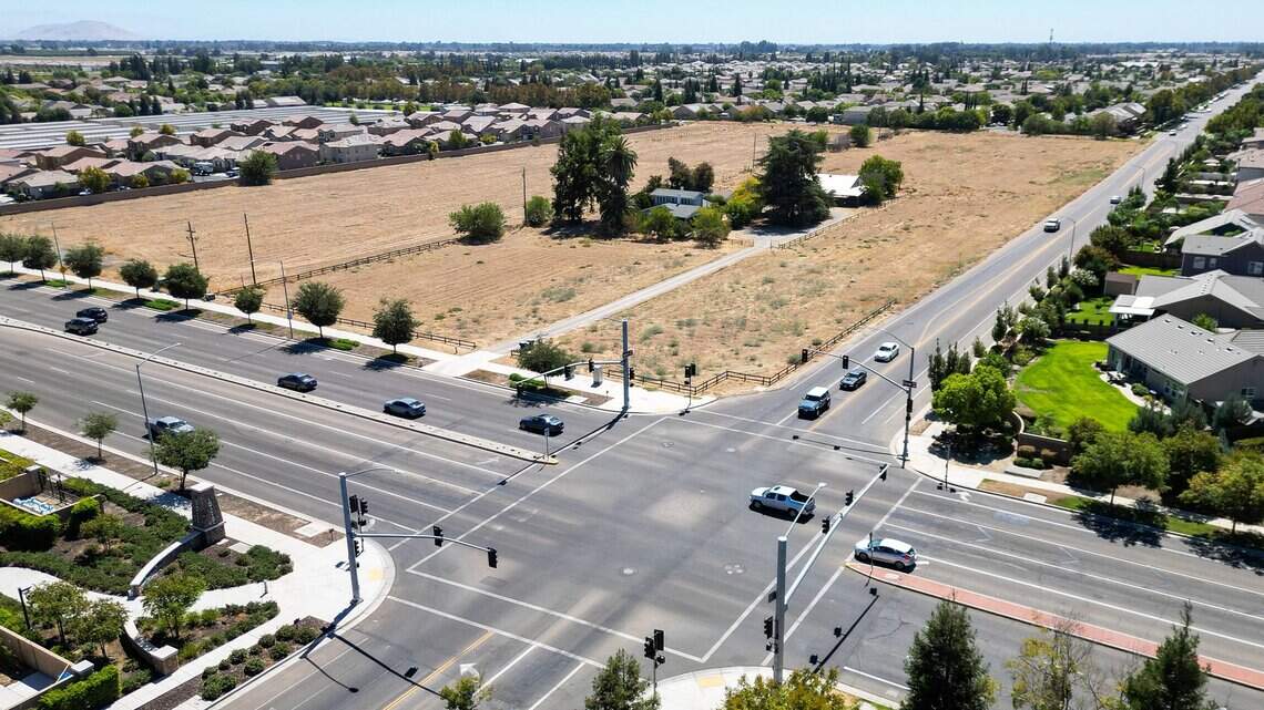 Clovis council considers rezoning to allow apartment buildings at Shaw Avenue corner