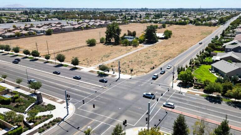 Clovis council considers rezoning to allow apartment buildings at Shaw Avenue corner