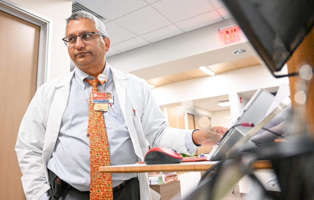 El doctor Ravi Rao se ha sentido frustrado por la escasez de medicamentos contra el cáncer para tratar a sus pacientes.