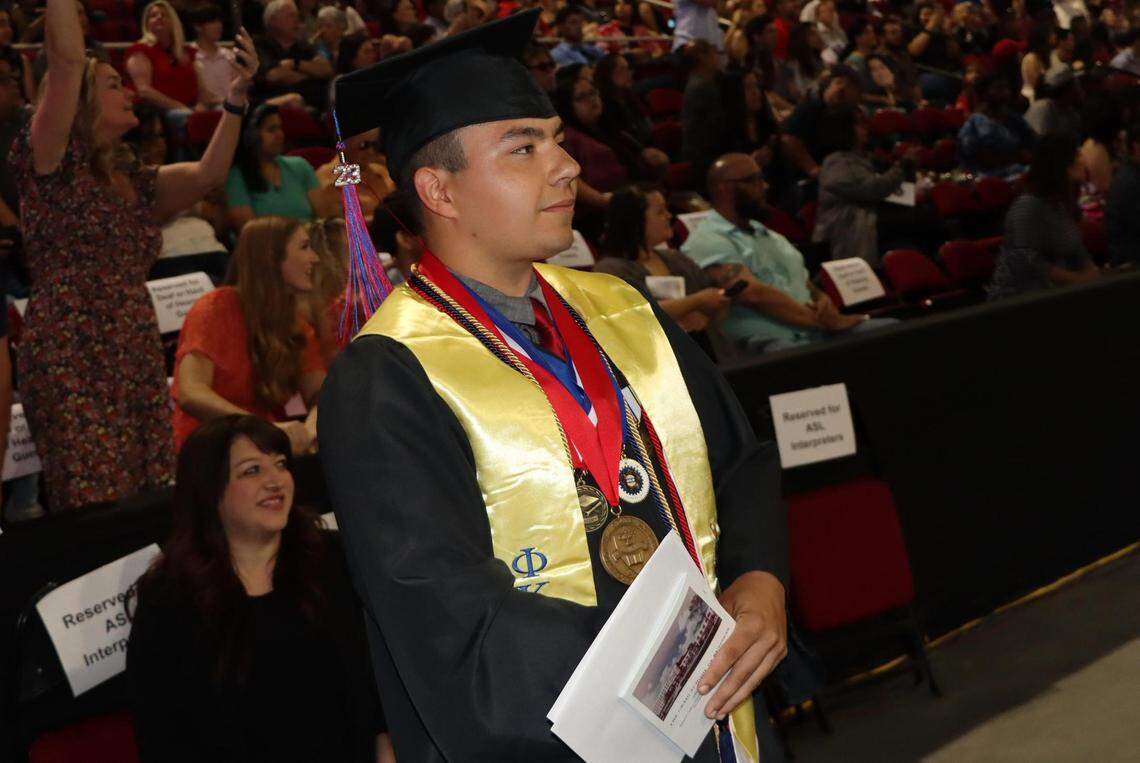 Sylas Ramos se graduó con una licenciatura en administración de empresas de Fresno State el viernes por la mañana. Fue el Medallista del Decano de la Escuela de Negocios Craig.