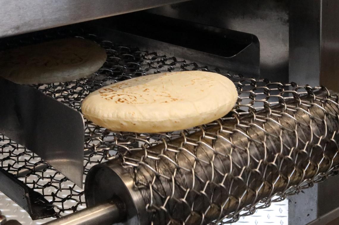 Las tortillas bien infladas y recién hechas de la Tortillería Ortuño en Fresno. Abrió sus puertas en el 4542 de la Avenida Belmont en Fresno el 10 de septiembre del 2023. La ubicación en Fresno es la segunda sucursal para Ramiro Ortuño Ortiz y su familia, ya que hace tres años abrió dos tortillerías móviles en Modesto.