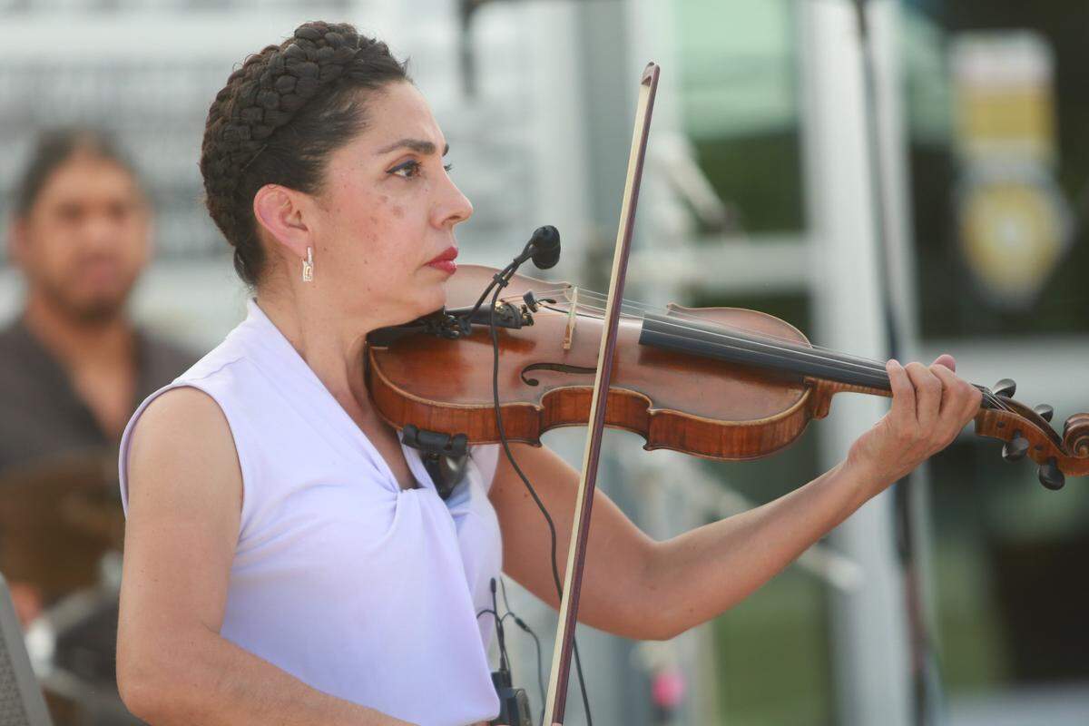 Veronica Acevedo Escamilla miembro de la banda mixteca Pasatono Orquesta. Pasatono se presentó el 13 de agosto en las instalaciones del Colegio Comunitario de Madera deleitando a los presentes con su música durante el primer Foro de Comunidades Indígenas mexicanas en el Exterior organizado por el Consulado de México en Fresno. Ellos compartieron la riqueza cultural de los pueblos indígenas mexicanos a través de su música.