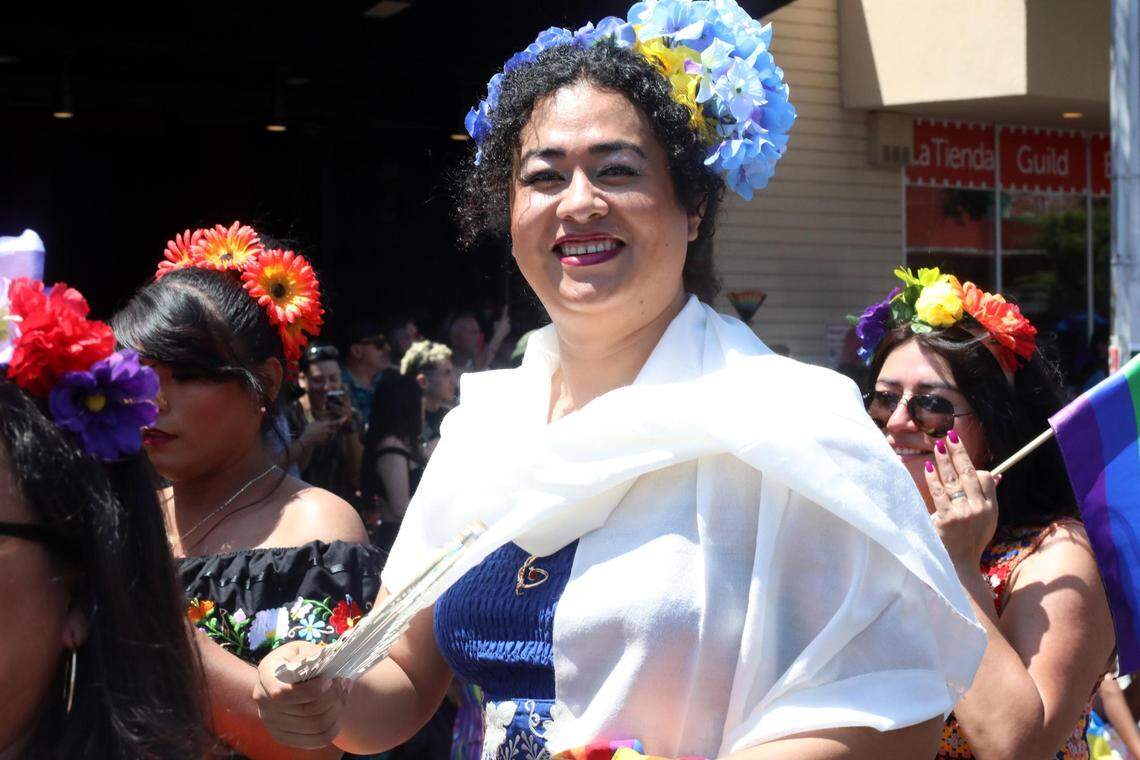 La activista independiente Rubí Juárez, participó junto al Consulado de México en Fresno en el desfile Fresno Rainbow Pride Parade en el Distrito Tower el 3 de junio de 2023.