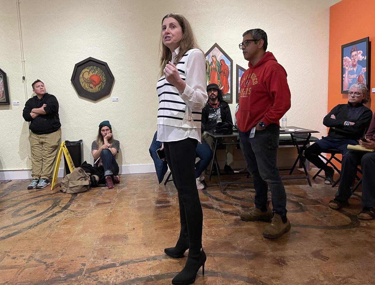 La City Manager de Fresno, Georgeanne White, responde preguntas sobre la investigación por malversación del Fresno Arts Council y los próximos pasos respecto a la administración de subvenciones de Measure P para las artes y la cultura en el espacio de la organización comunitaria Dulce Upfront, cerca de Van Ness y Home avenues en Fresno.