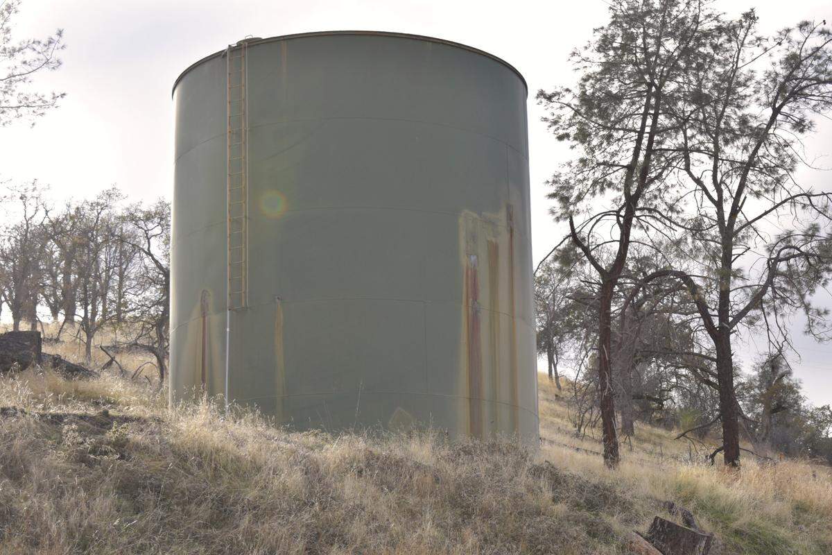 El antiguo tanque de almacenamiento de agua de 110,000 galones de Hidden Lake sigue en pie en un terreno adyacente a Hidden Lake Boulevard, la carretera principal de acceso a la comunidad. El tanque sufrió una rotura lateral de 5 pies en 2022, que provocó el vertido de 50,000 galones de agua a la carretera. El sistema de agua usa ahora dos tanques temporales más pequeños, pero los vecinos siguen esperando la instalación de los permanentes.
