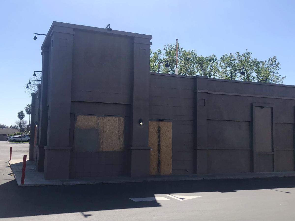 A building that once housed a KFC in the shopping center at the southwest corner of Bullard Avenue and First Street closed back in November 2025. Months later, a Walgreens located next door is set to close at the end of April.