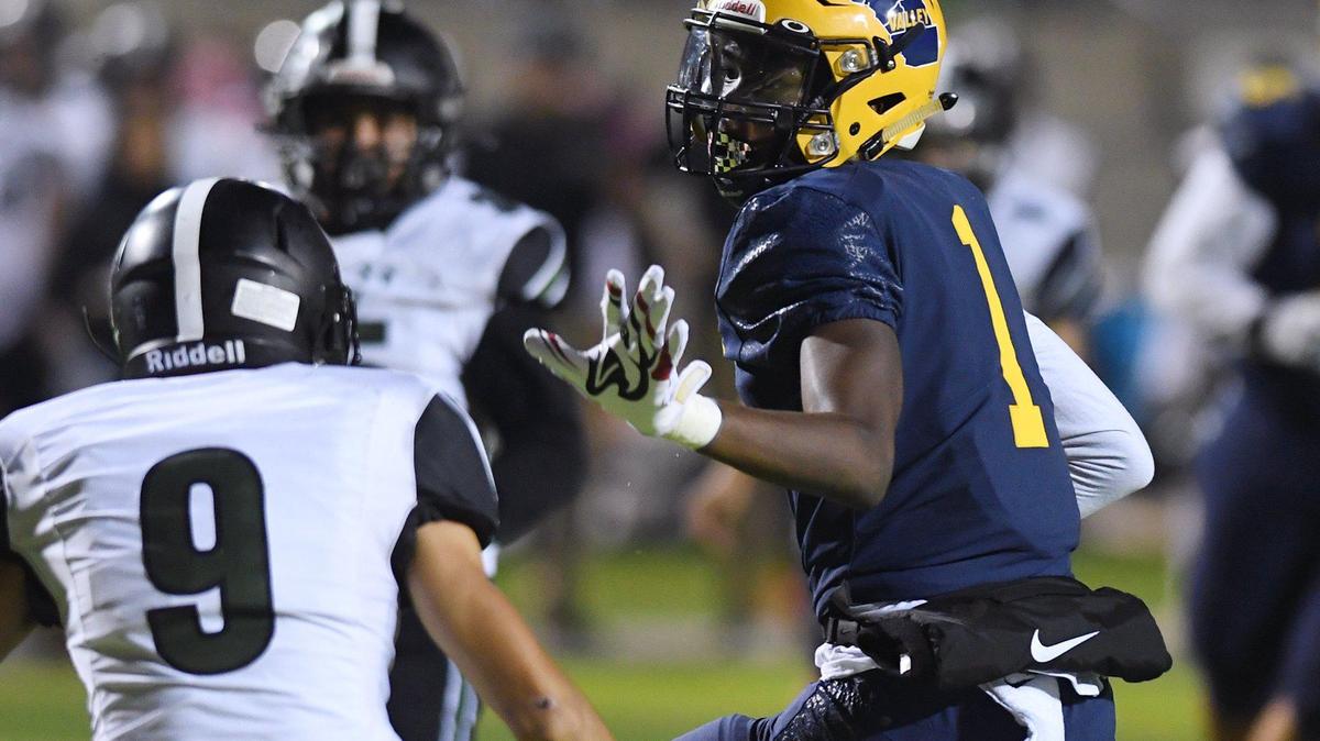 Sunnyside’s CJ Jones, right, looks for an opening with Reedley’s Josh Gonzalez to the left Thursday, Oct. 28, 2021 in Fresno.