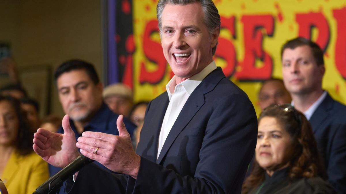 Fotografía de archivo fechada el 28 de septiembre de 2023 que muestra al gobernador de California, Gavin Newsom, durante una conferencia de prensa sobre un proyecto de ley que aumenta el salario mínimo para los trabajadores de comida rápida, en Los Ángeles. Newsom está llamado a ser uno de los referentes del Partido Demócrata en el futuro pero, mientras llega su momento, mide sus pasos combinando un apoyo rotundo a la reelección presidencial de Joe Biden con sus esfuerzos por brillar a nivel nacional.