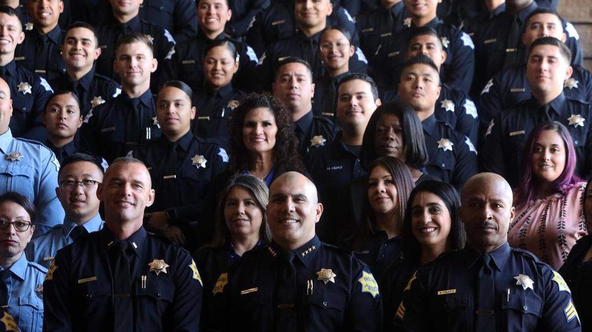El jefe de Policía de Fresno, Paco Balderrama, dio la bienvenida a 34 nuevos agentes durante una ceremonia de juramento en el Fresno Convention Center, el 1 de septiembre de 2023. Balderrama renunció a partir del 25 de julio a raíz de una investigación sobre una supuesta aventura con la esposa de un agente.