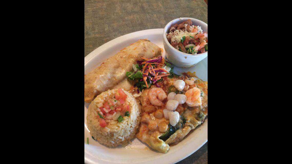 El plato combinado de mariscos en Papi’s Mex Grill aparece en esta foto de archivo de Fresno Bee Neighbors.