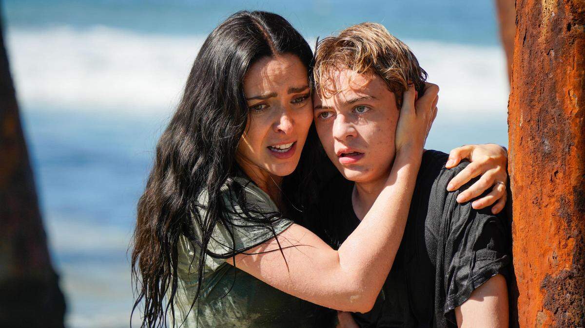 Los actores Ariadne Díaz (izquierda) y Emilio Beltrán (derecha) son madre e hijo en la nueva serie de ViX ‘Más Allá De Ti’, la cual toca temas actuales como la inmigración, buso de drogas, problemas mentales, tiroteos en las escuelas, abuso de autoridad, entre muchos otros.
