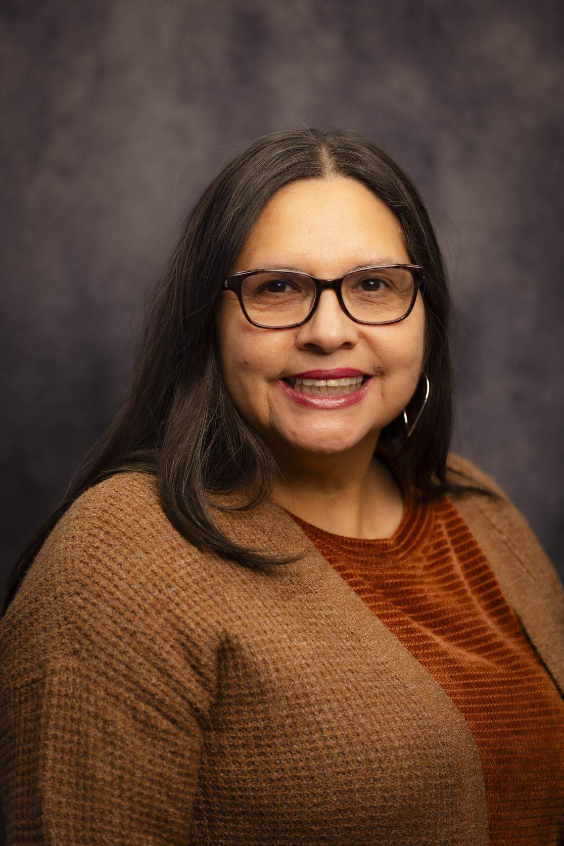 Después de 21 años en la Junta Directiva del Distrito Escolar Unificado de Mendota, Lupe Flores tiene la intención de postularse para el puesto de Supervisor del Distrito 1 del Condado de Fresno en las elecciones primarias de 2026.