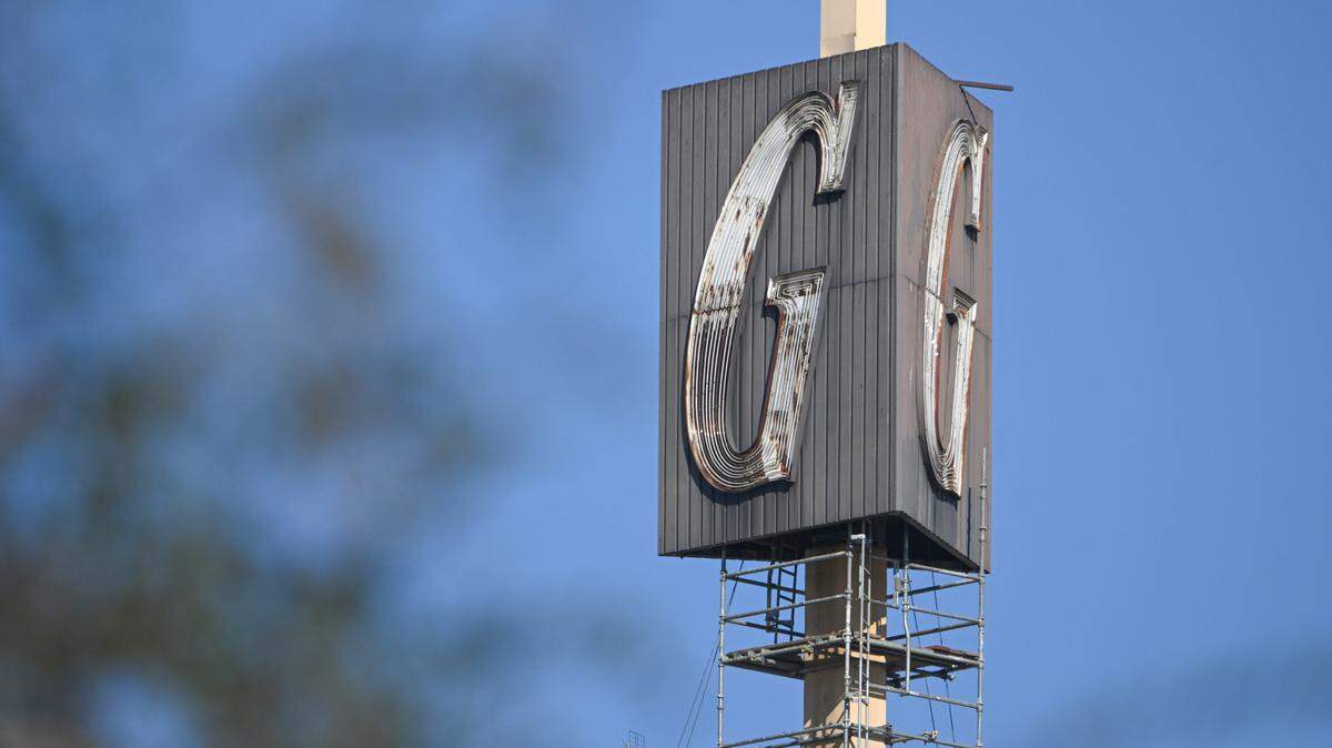 The G sign stands atop the Guarantee Savings Building in downtown Fresno on Tuesday, Nov. 28, 2023. The building was built in the 1920’s and is currently owned by the State Center Community College District. The SCCCD recently approved a project to replace the sign with a replica.