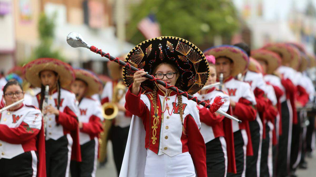 La tambor mayor de la banda de música de Washington Intermediate School lleva un sombrero mientras lidera la banda en el desfile del Cinco de Mayo de Dinuba 2016.