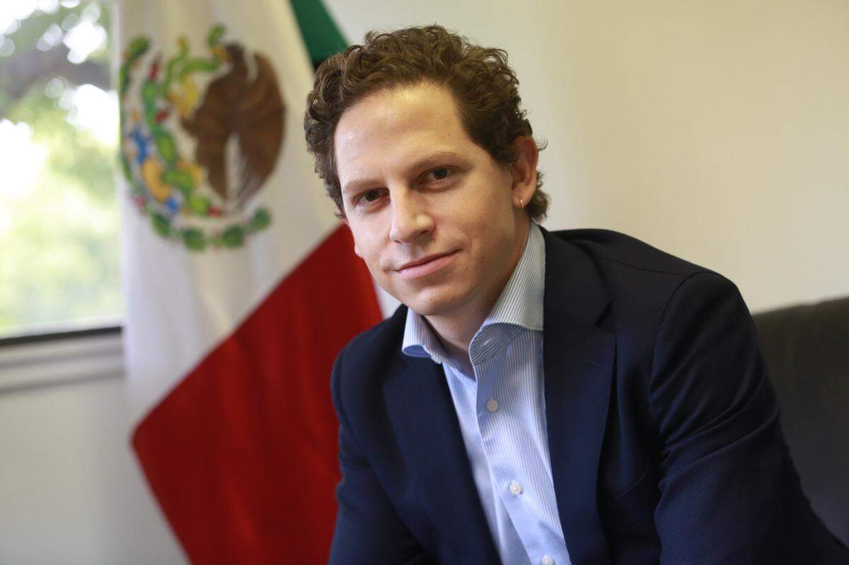 Jaime Vázquez Bracho, director general de Servicios Consulares en la Secretaría de Relaciones Exteriores basado en la Ciudad de México y dirige los servicios de documentación que ofrecen todos los consulados y secciones consulares de México en el mundo.