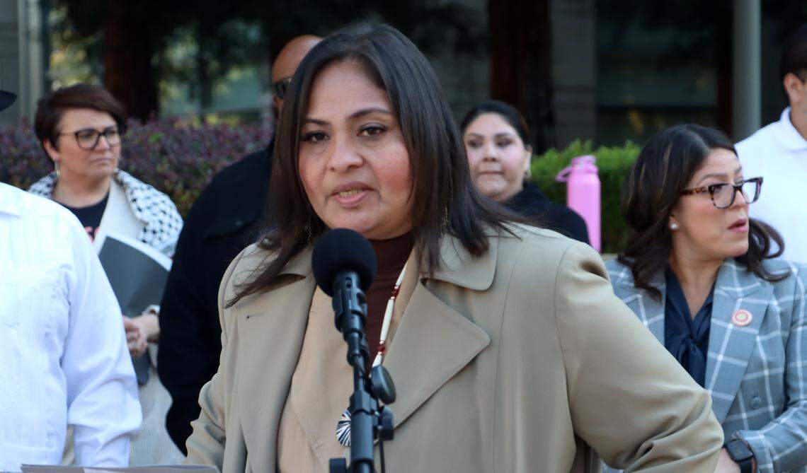 La alcaldesa de Kerman, María Pacheco, pidió a las autoridades federales de inmigración que liberaran a dos madres del Valle Central y reabrieran sus casos de estatus migratorio durante una conferencia de prensa el 17 de oct., 2025 frente al tribunal federal del centro de Fresno.