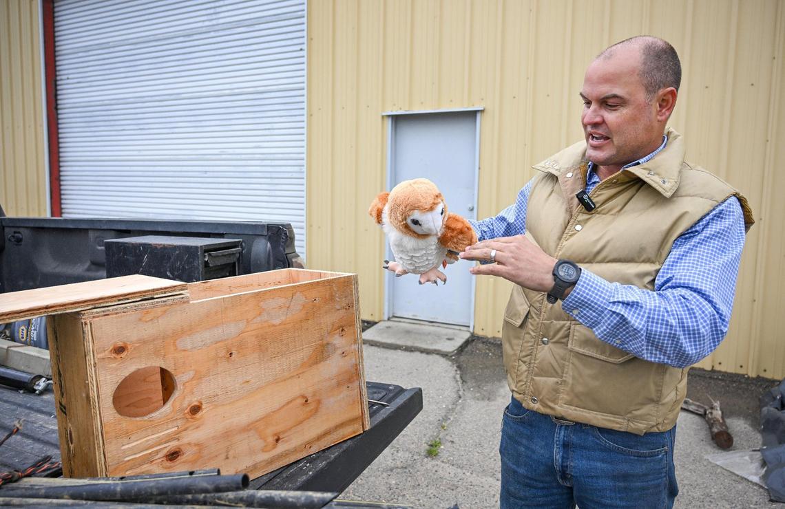Nick Davis, owner of The Owl Box Company, uses a plush toy barn owl to explain how the birds serve as a solution for farmers combating rodents like gophers and rats on their farms and how his owl boxes provide a owl habitat to keep them coming around to do the job.