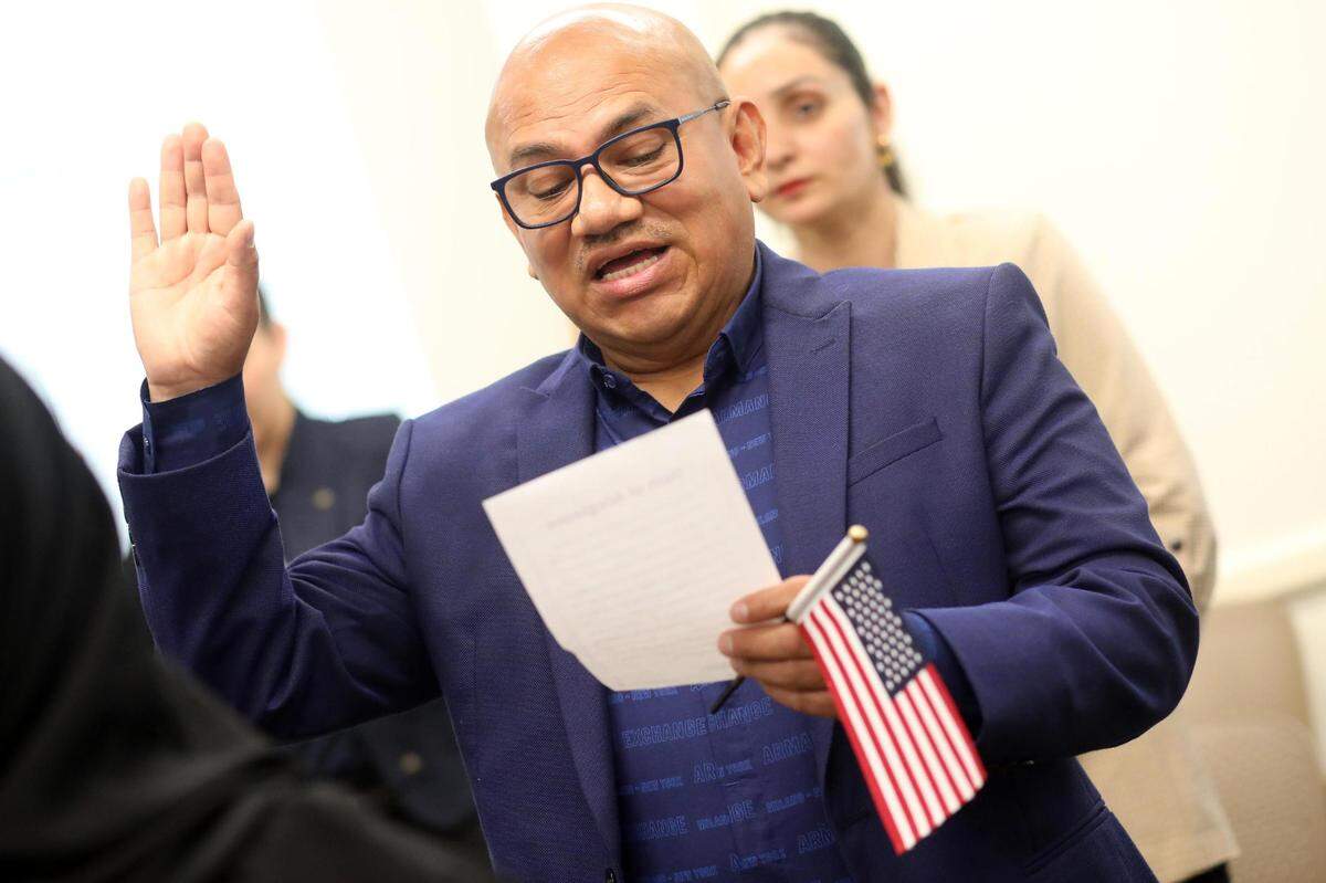 Juan Contreras fue una de las personas del Valle proveniente de varios países incluyendo México que tomaron juramento a la bandera de los Estados Unidos durante una ceremonia de naturalización en la oficina del USCIS en Fresno el martes, 18 de julio.