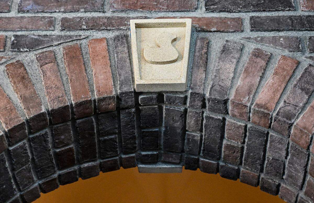 A duck-shaped brick appears in the keystone of the archways around Mad Duck’s fourth location at Maple and Copper in north Fresno, built from the ground up.