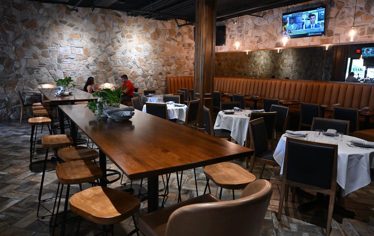 Jovanie "Jo" Gutiérrez y Raúl Gutiérrez Jr. abrieron Oak Hill Wine + Bistro en el antiguo local de Vino Grille &amp; Spirits cerca de Champlain Drive y Shepherd Avenue.