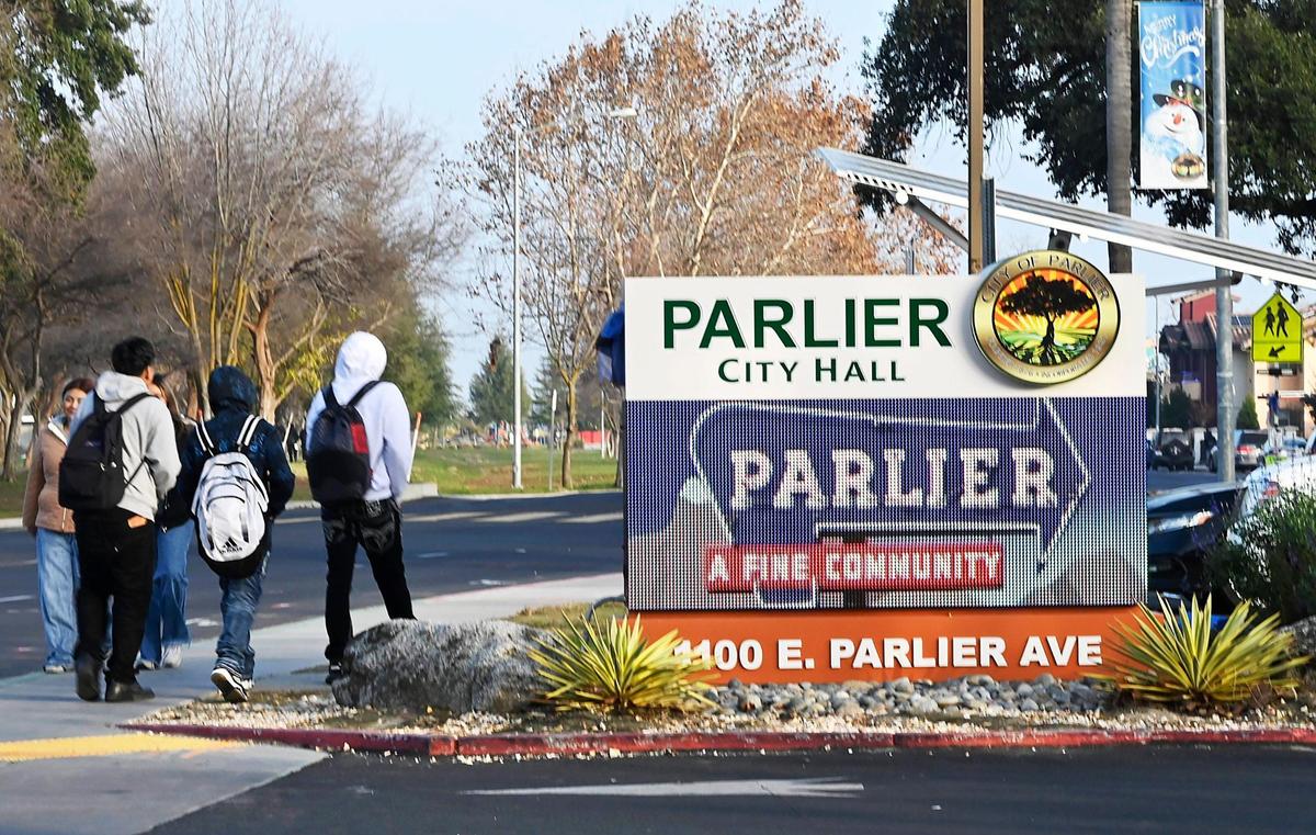 Students from Parlier Junior High School walk past Parlier City Hall Thursday, Dec 19, 2024.