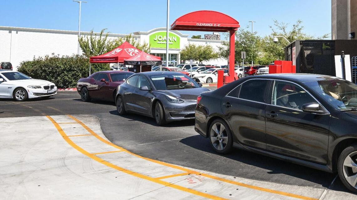 Eating in the car? Changing the radio? What California law considers distracted driving
