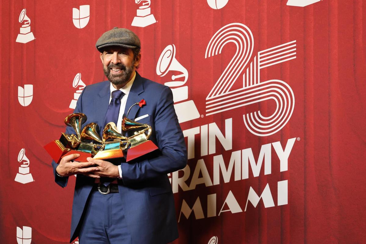 EL cantante dominicano Juan Luis Guerra , posa con su premio en la alfombra roja de la 25 entrega anual de los Premios Latin Grammy, este jueves, en el Kaseya Center de Miami, Florida.