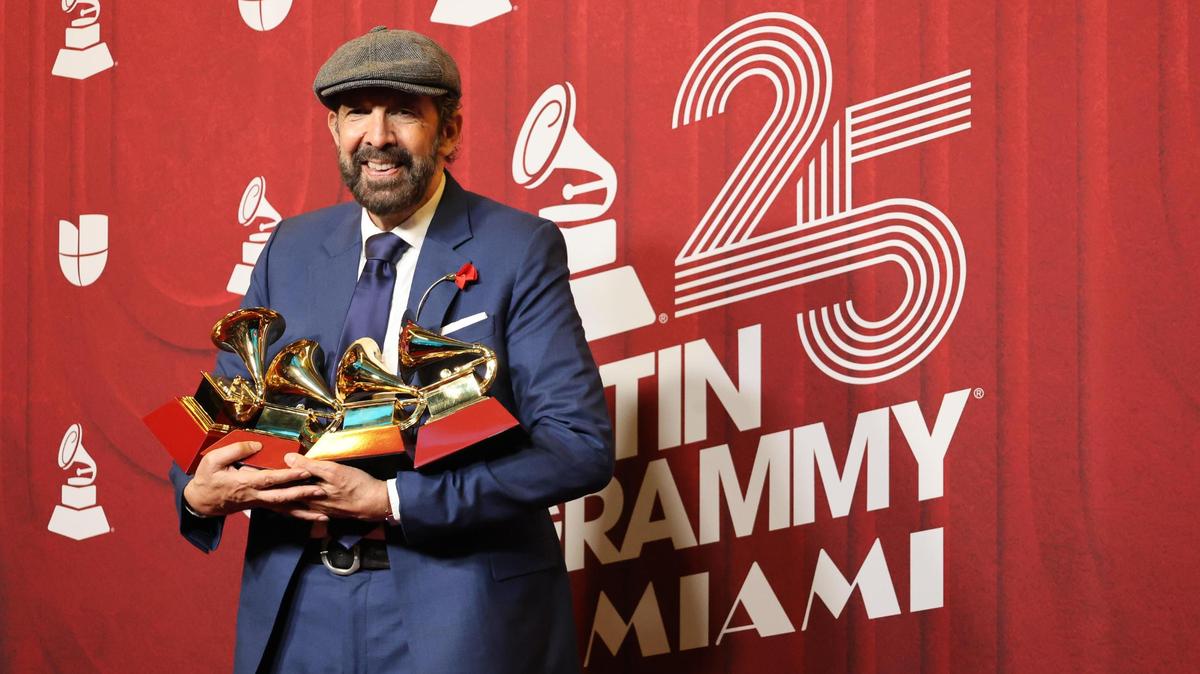 EL cantante dominicano Juan Luis Guerra , posa con su premio en la alfombra roja de la 25 entrega anual de los Premios Latin Grammy, este jueves, en el Kaseya Center de Miami, Florida.